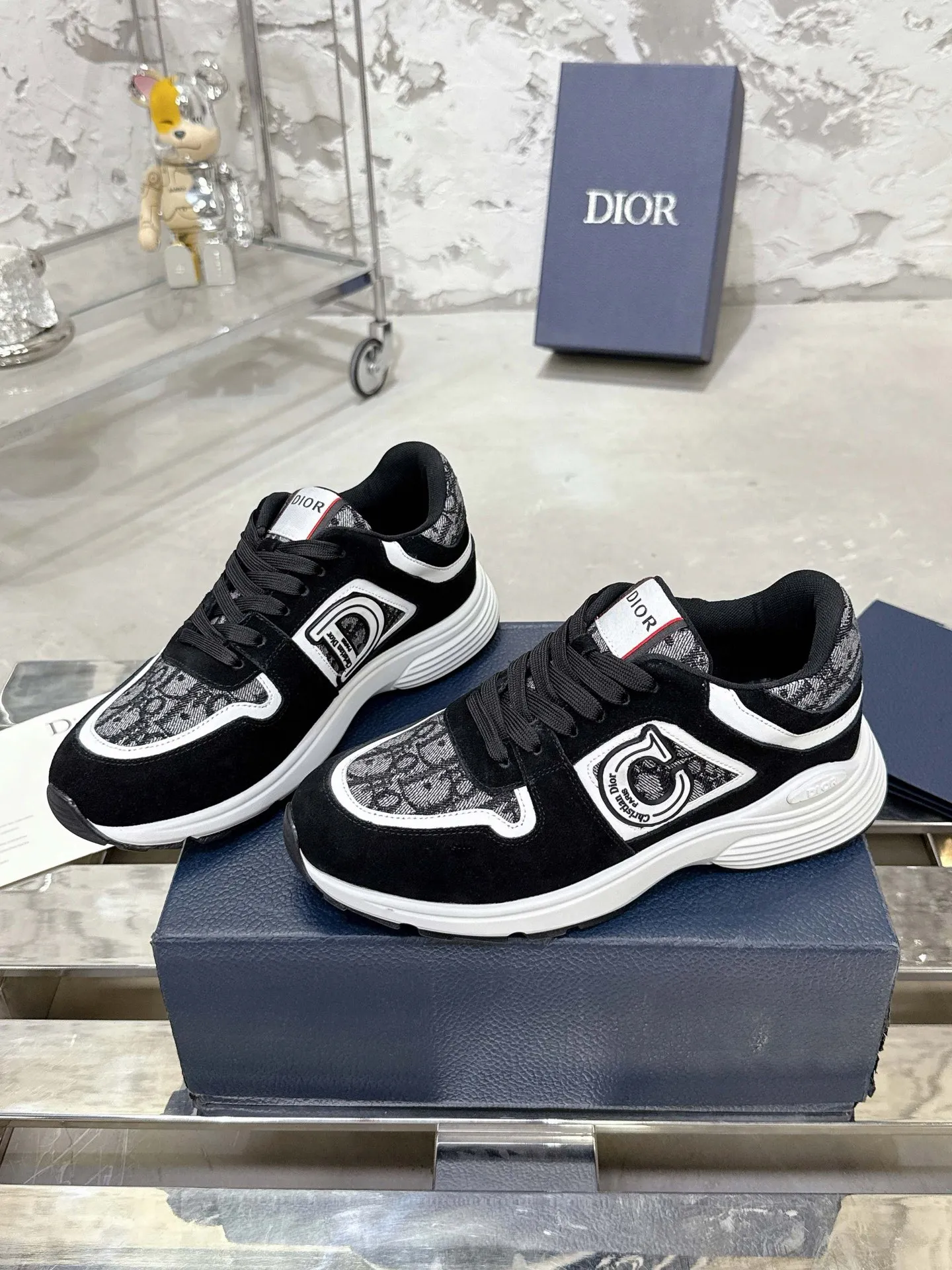 Men's men's shoes💰580💰 Dior Dior's latest color matching B30 series dad sneakers original 17960💰 purchased for development and production Brand new B30 sneakers Dad Shoes style shoes that follow the trend of the retro market The Dior logo on the tongue also indicates that this pair of shoes is the B30 model! B30 uses fine-textured leather and mesh cloth materials to form a shoe body. There are conspicuous letters CD on both sides of the shoe body to indicate identity. Many lines on the shoe body outline details to make the shoes look less monotonous and full of retro flavor. The delivery counter is exquisitely packaged🛍📦 ▪️Fabric: Original customized technical fabric + mesh ▪️Inner lining: Customized breathable lining ▪️Outsole: Original molded IP foam + TPU outsole ▪️Sole thickness: 3.5CM ▪️Size: Men's size 39-46 (Male size 38.45.46 customized)